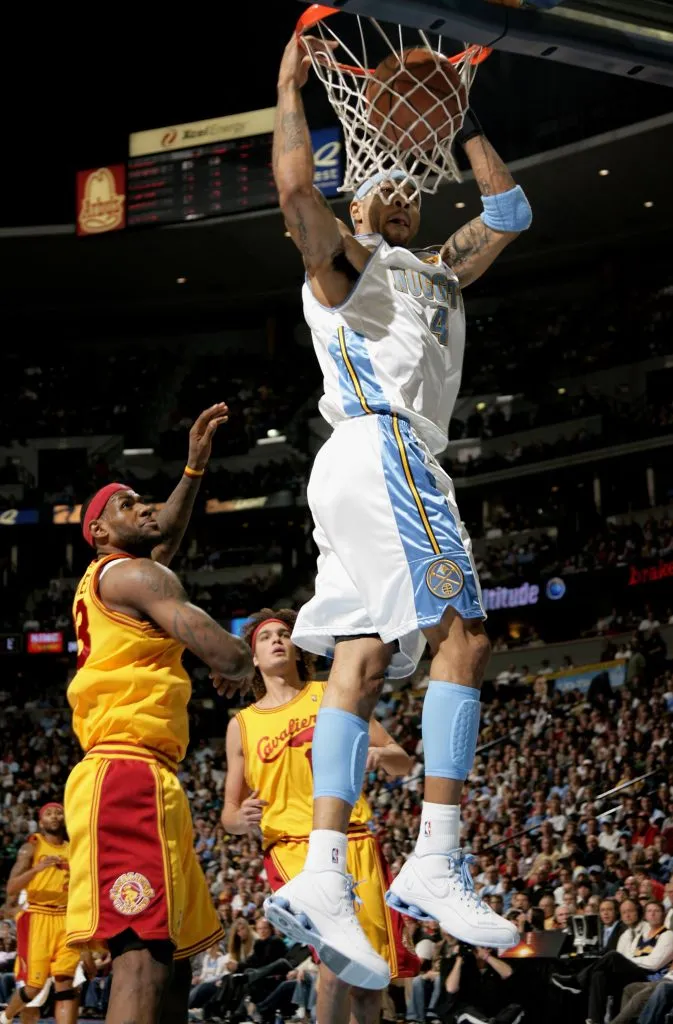 Kenyon Martin la vuelca ante LeBron (Getty)