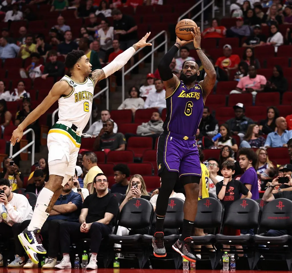 Kenyon Martin Jr., de Houston, salta sin sentido ante el tiro de LeBron (Getty)