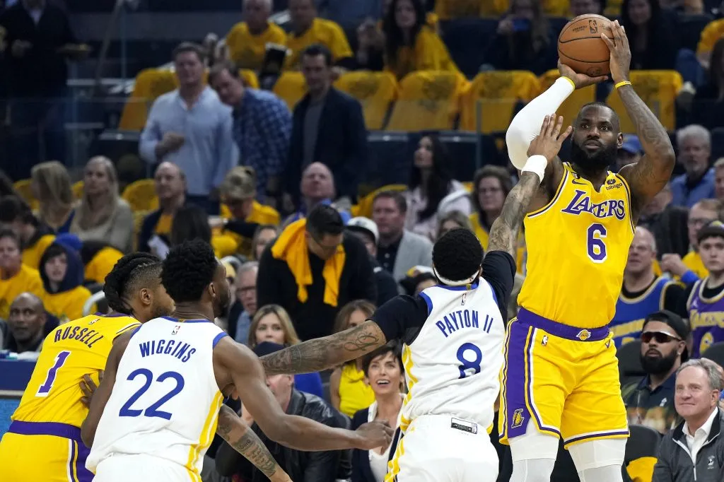 LeBron lanza al aro ante la marca de Payton II (Getty)