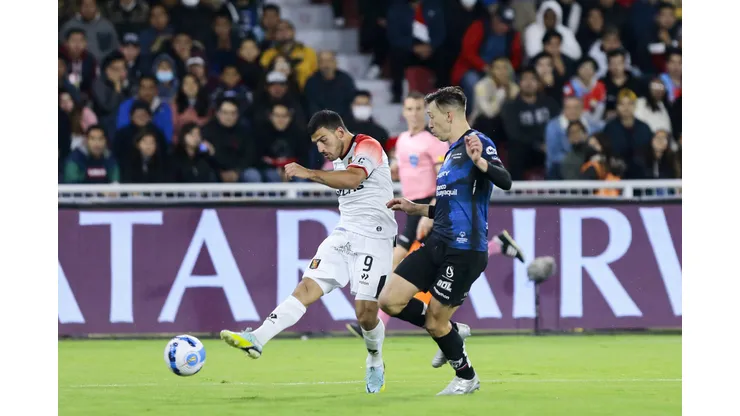 QUITO, ECUADOR - AUGUST 31: Bernardo Cuesta of Melgar fights for the ball with Richard Schunke of Independiente del Valle during a Copa CONMEBOL Sudamericana 2022 first-leg semifinal match between Independiente del Valle and Melgar at Rodrigo Paz Delgado Stadium on August 31, 2022 in Quito, Ecuador. (Photo by Franklin Jacome/Getty Images)