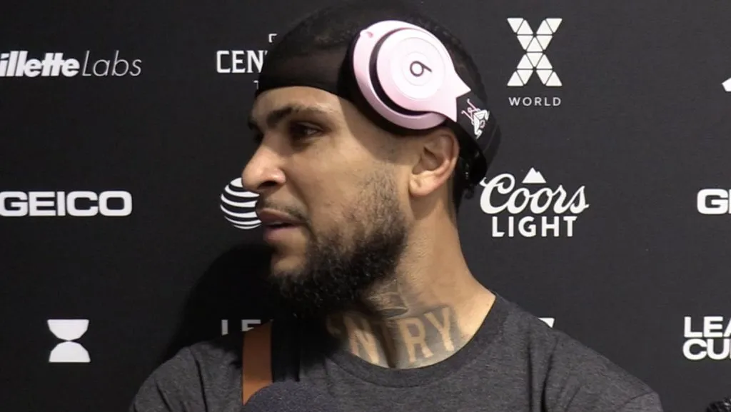 Yedlin con los auriculares que le regaló Messi.