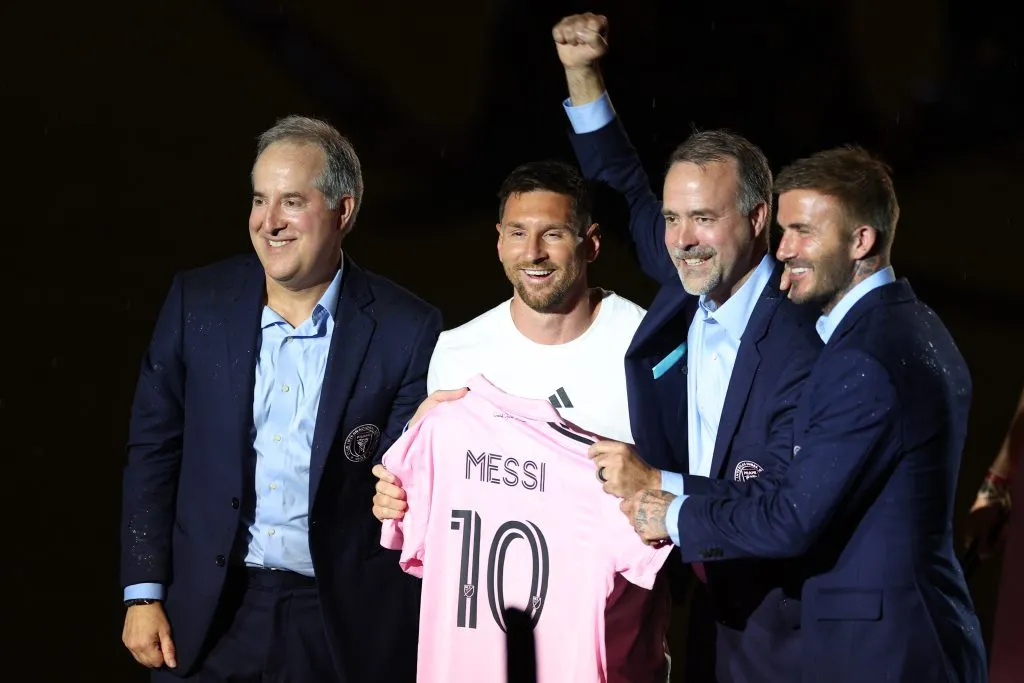 Lionel Messi junto a quienes serían sus socios: Jorge Más, José Más y David Beckham. Getty Images.
