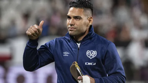 Rayo Vallecano v Elche CF - LaLiga Santander Radamel Falcao of Rayo Vallecano getting into the field during a match between Rayo Vallecano v Elche CF as part of LaLiga in Madrid, Spain, on October 3, 2022. Madrid Spain PUBLICATIONxNOTxINxFRA Copyright: xAlvaroxMedrandax originalFilename:medranda-rayovall221003_npF8c.jpg