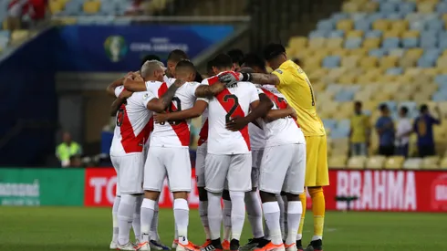 RIO DE JANEIRO, BRAZIL - JUNE 18: Players of Peru huddle prior to the Copa America Brazil 2019 group A match between Bolivia and Peru at Maracana Stadium on June 18, 2019 in Rio de Janeiro, Brazil. (Photo by Bruna Prado/Getty Images)