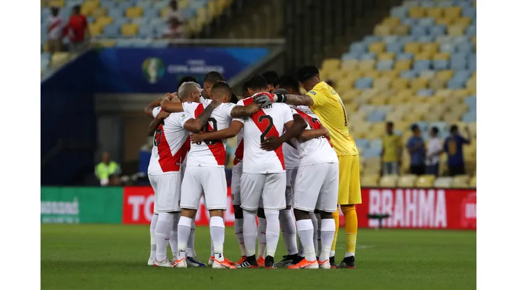 RIO DE JANEIRO, BRAZIL - JUNE 18: Players of Peru huddle prior to the Copa America Brazil 2019 group A match between Bolivia and Peru at Maracana Stadium on June 18, 2019 in Rio de Janeiro, Brazil. (Photo by Bruna Prado/Getty Images)