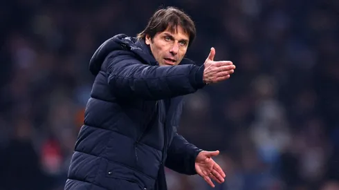 El entrenador tuvo problemas en el vestuario.