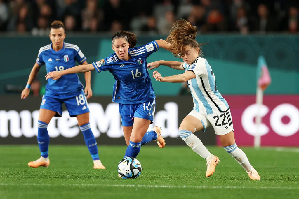 Giulia Dragoni luchando con Banini, de Argentina (Getty Images)