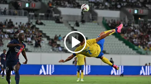 Cristiano Ronaldo hizo una chilena en el partido amistoso que el Al Nassr jugó contra el PSG en Japón. Getty Images.