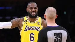 LeBron James con un árbitro de la NBA.