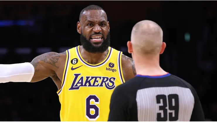 LeBron James con un árbitro de la NBA.