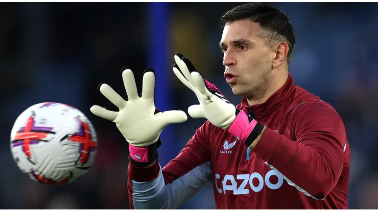 Aston Villa recibe una oferta por Dibu Martínez (Photo by Eddie Keogh/Getty Images)