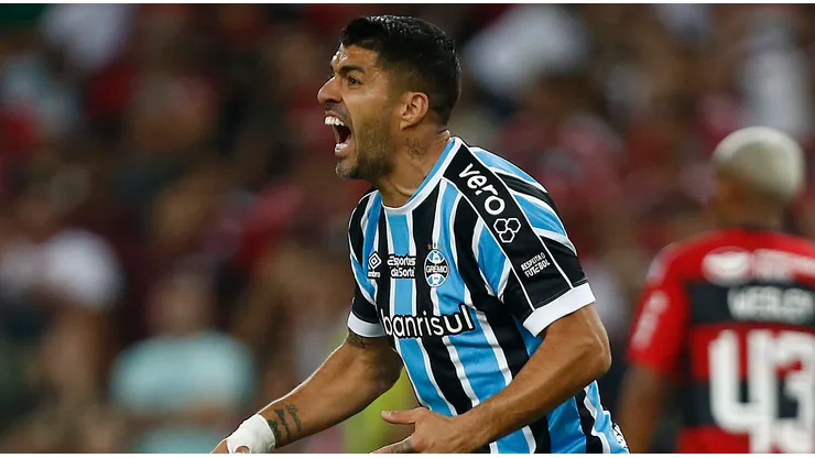 El delantero charrúa informó a Gremio del hostigamiento que sufrió junto con su familia en las últimas horas.