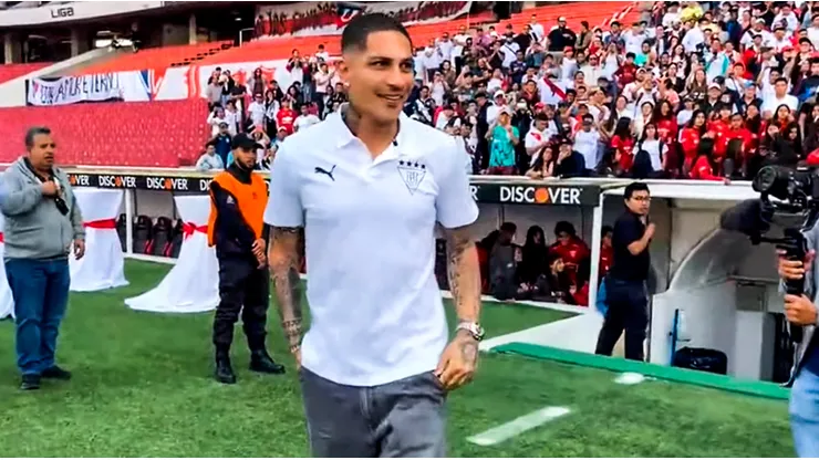 A tribuna repleta: Paolo Guerrero fue presentado en Liga de Quito