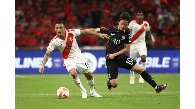 BUSAN, SOUTH KOREA - JUNE 16: Lee Jae-Sung of South Korea competes for the ball with Yoshimar Yotun of Peru during the international friendly match between South Korea and Peru at Busan Asiad Stadium on June 16, 2023 in Busan, South Korea. (Photo by Chung Sung-Jun/Getty Images)