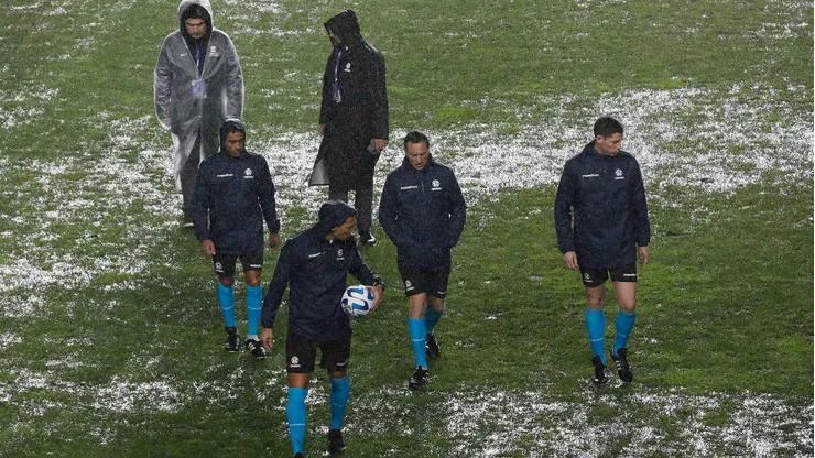 Pese a que Facundo Tello revisó la cancha en más de una ocasión, finalmente se suspendió el duelo entre los cuadros chilenos.
