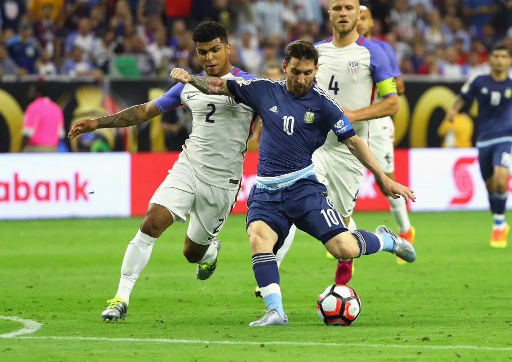 DeAndre Yedlin y Lionel Messi en la Copa América 2016. Getty Images.