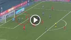 Le quedó picando en el área chica y la tiró por arriba del travesaño