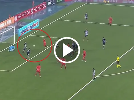 Le quedó picando en el área chica y la tiró por arriba del travesaño