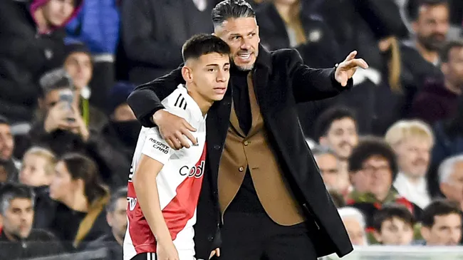 Claudio Echeverri junto a Martín Demichelis en el partido de River frente a Colón. Getty Images.