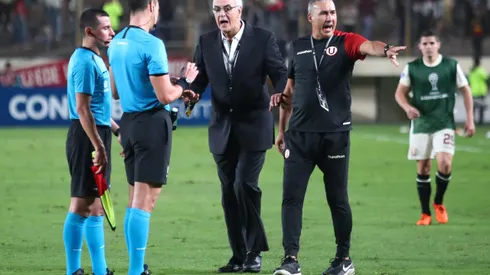 LIMA, PERU - JULY 18: Head Coach of Universitario Jorge Fossati talks to Referee Wilmar Roldan during the second leg of the round of 32 playoff match between Universitario and Corinthians at Estadio Monumental de la U on July 18, 2023 in Lima, Peru. (Photo by Raul Sifuentes/Getty Images)