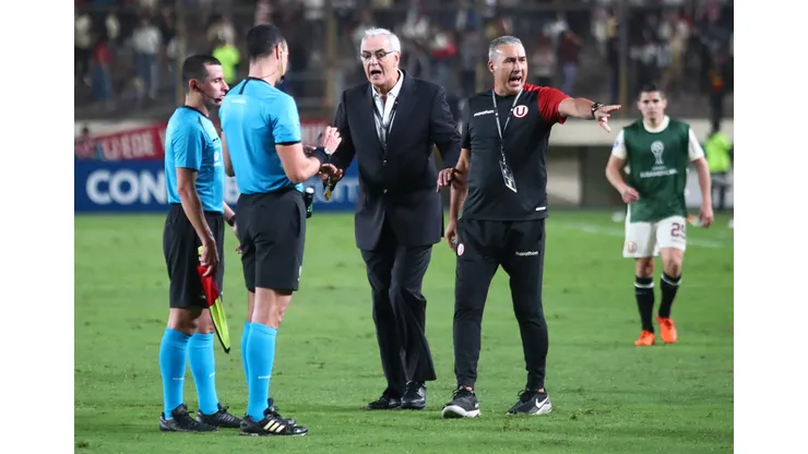 LIMA, PERU - JULY 18: Head Coach of Universitario Jorge Fossati talks to Referee Wilmar Roldan during the second leg of the round of 32 playoff match between Universitario and Corinthians at Estadio Monumental de la U on July 18, 2023 in Lima, Peru. (Photo by Raul Sifuentes/Getty Images)