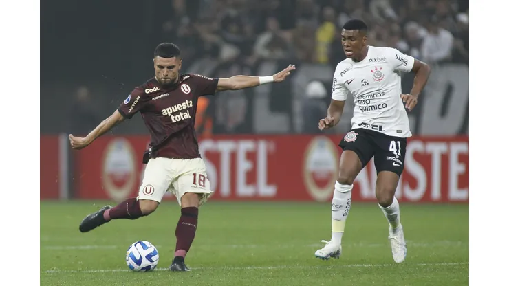 SAO PAULO, BRAZIL - JULY 11: Rodrigo Ureña (L) of Universitario fights for the ball against Felipe Augusto of Corinthians during the first leg of the round of 32 playoff match between Corinthians and Universitario at Neo Quimica Arena on July 11, 2023 in Sao Paulo, Brazil. (Photo by Miguel Schincariol/Getty Images)