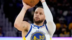 Stephen Curry con Warriors en la NBA 2023.