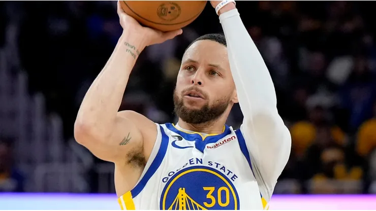 Stephen Curry con Warriors en la NBA 2023.