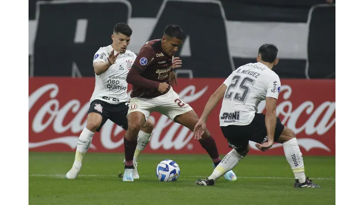 SAO PAULO, BRAZIL - JULY 11: Alex Valera (C) of Universitario fights for the ball against Rafael Ramos and Bruno Mendez (R) of Corinthians during the first leg of the round of 32 playoff match between Corinthians and Universitario at Neo Quimica Arena on July 11, 2023 in Sao Paulo, Brazil. (Photo by Miguel Schincariol/Getty Images)