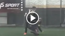 Video viral de una patada criminal a un árbitro