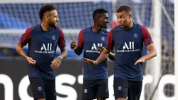 Kylian Mbappé y Neymar se estrecharon en un abrazo cuando se vieron este lunes en el primer día de la pretemporada del PSG. Getty Images.