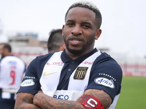 Jefferson Farfán le da con palo a Chicho Salas