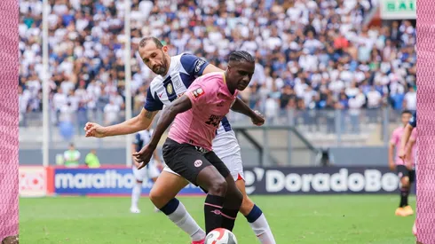 Árbitro expulsa a jugadores, pero VAR los salva.