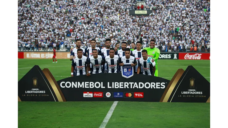 LIMA, PERU - APRIL 04: Players of Alianza Lima pose for a teamphoto during a Copa CONMEBOL Libertadores group G match between Alianza Lima and Athletico Paranaense at Estadio Alejandro Villanueva on April 4, 2023 in Lima, Peru. (Photo by Daniel Apuy/Getty Images)