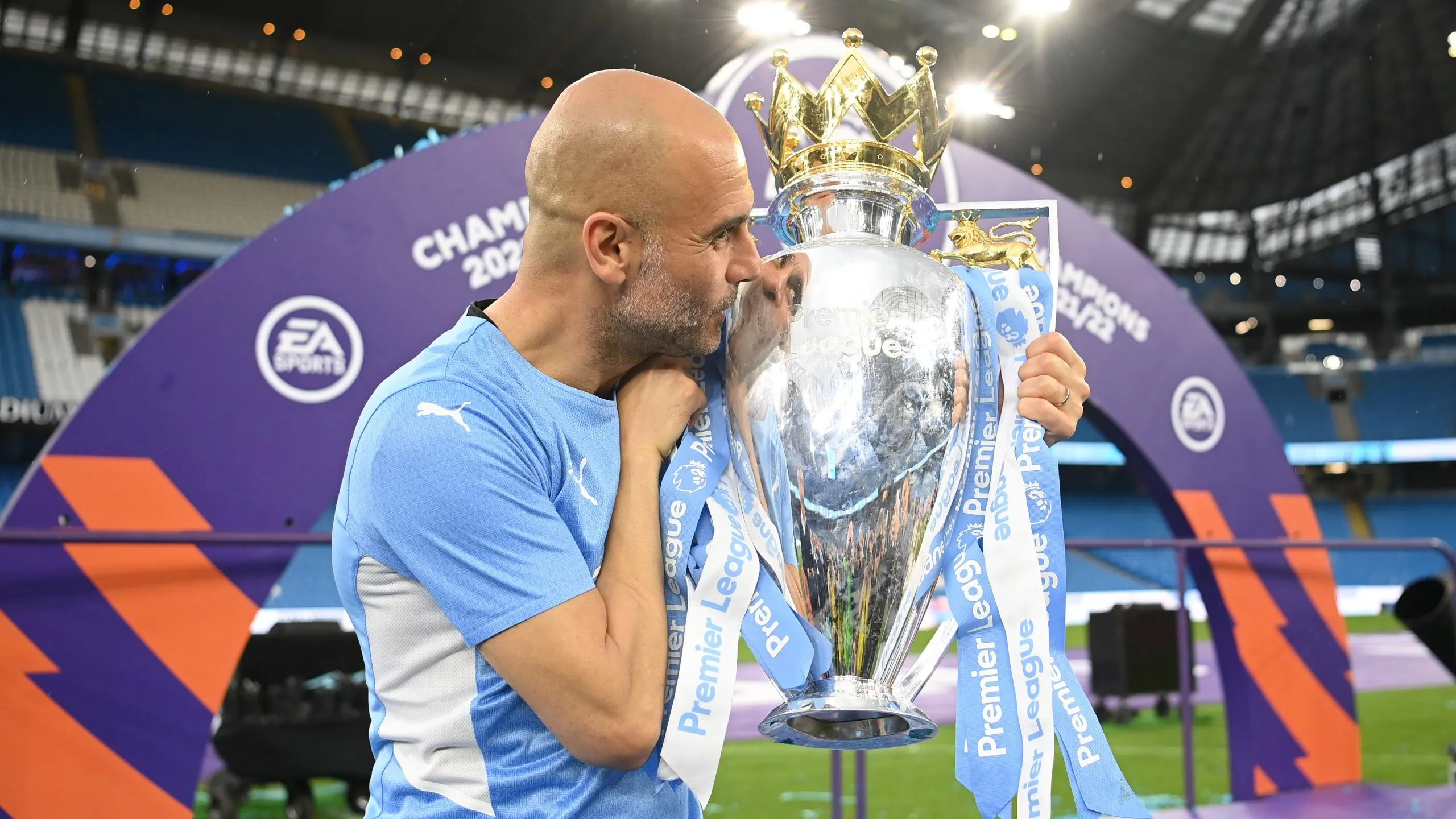 Pep Guardiola campeón con el Manchester City en la temporada 2022/2023 de la Premier League, FA Cup y Champions League. Getty Images.