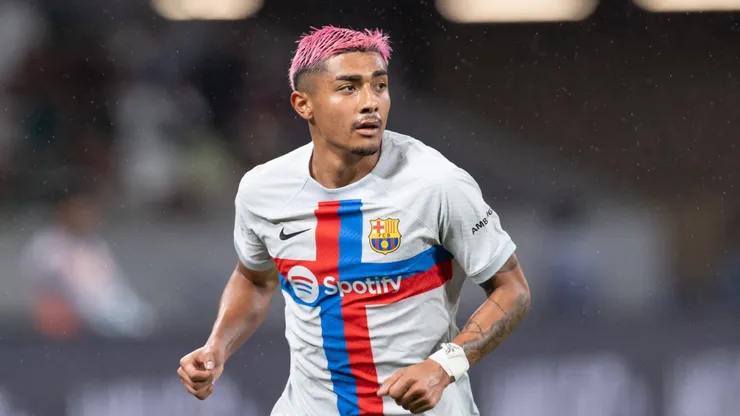 Julián Araujo se va de Barcelona tras solo jugar un partido.