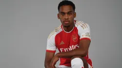 El defensor dejó Ajax y se unió al Arsenal.