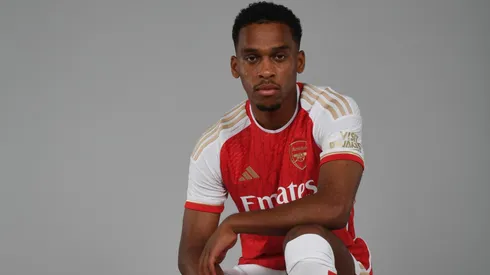 El defensor dejó Ajax y se unió al Arsenal.