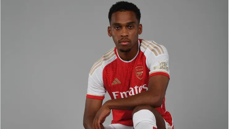 El defensor dejó Ajax y se unió al Arsenal.
