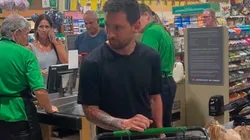 La 'Pulga' fue visto en un supermercado de Miami realizando las compras del mes junto a su familia.