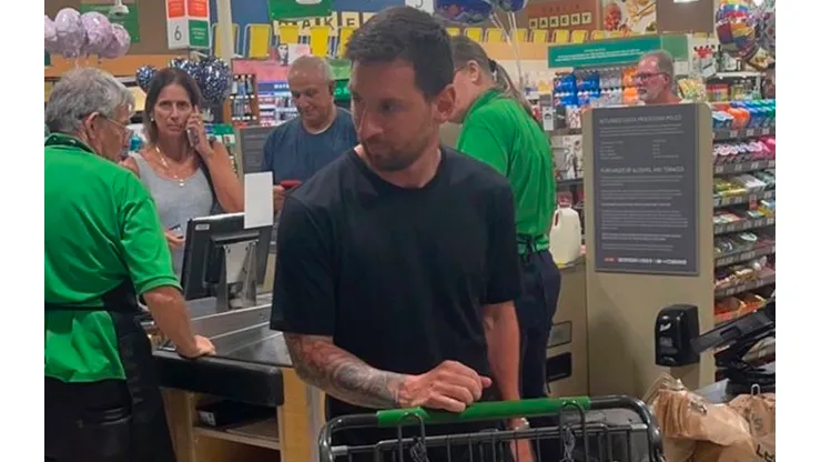 La 'Pulga' fue visto en un supermercado de Miami realizando las compras del mes junto a su familia.
