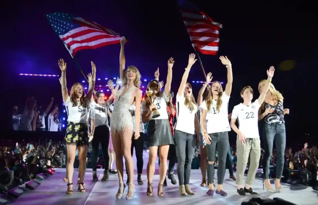 El equipo de Estados Unidos celebrando con Taylor Swift en un recital.