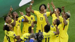 Al Khor (Qatar), 20/11/2022.- Players of Ecuador celebrate after scoring the opening goal during the FIFA World Cup 2022 group A Opening Match between Qatar and Ecuador at Al Bayt Stadium in Al Khor, Qatar, 20 November 2022. (Mundial de Fútbol, Catar) EFE/EPA/Ronald Wittek
