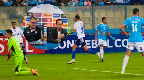 Hinchas de Sporting Cristal destrozan a directiva rimense