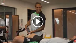 A Virgil van Dijk le llamó la atención el fondo de pantalla del teléfono móvil de Alexis Mac Allister.