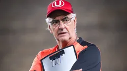 Jorge Fossati molesto con el VAR.