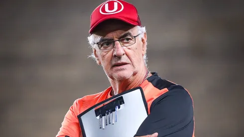 Jorge Fossati molesto con el VAR.