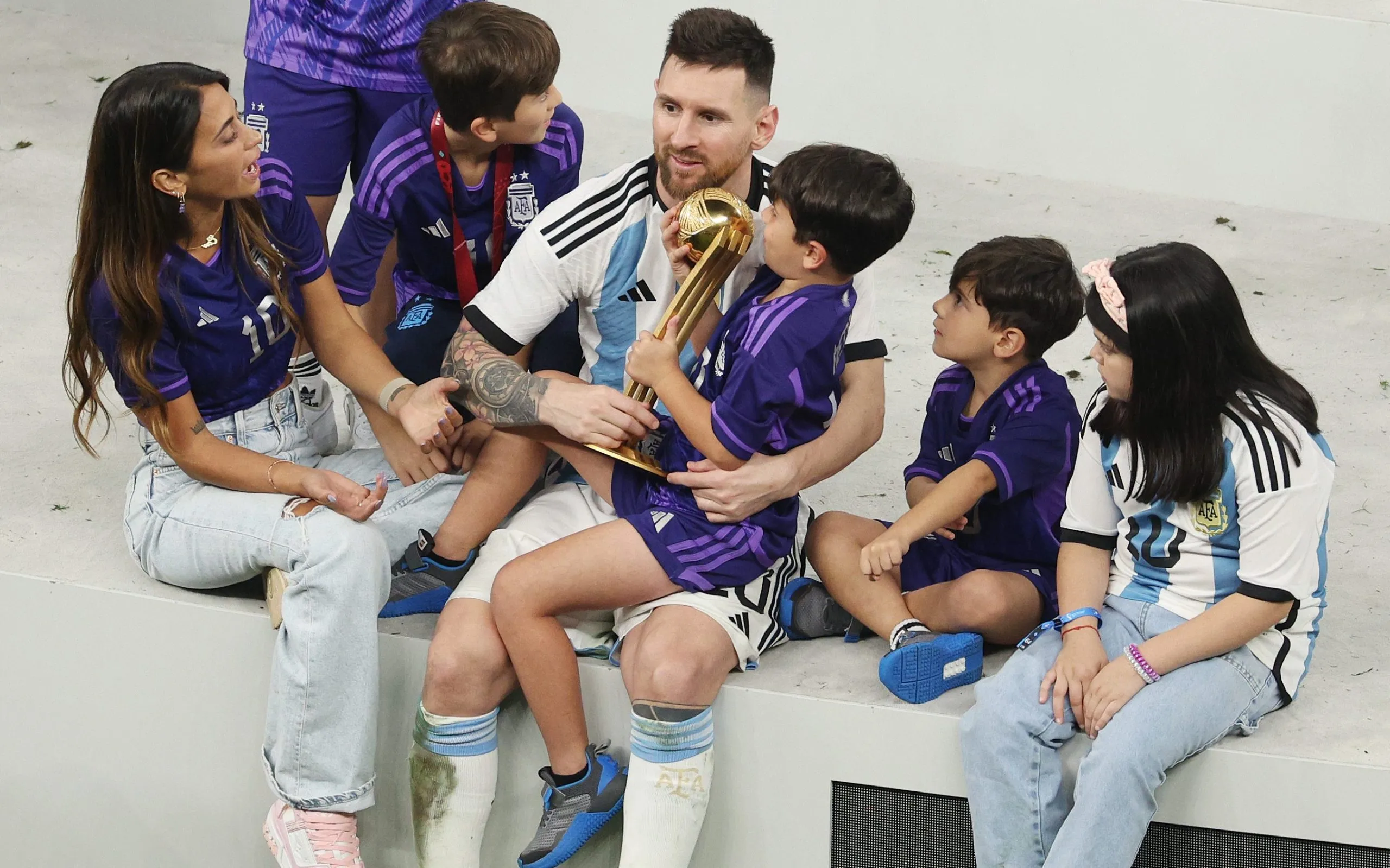 Lionel Messi junto a su familia después de la consagración en la Final de la Copa del Mundo de Qatar 2022. Getty Images.
