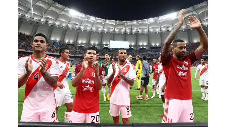 BUSAN, SOUTH KOREA - JUNE 16: Peru players appaluds fans after the international friendly match between South Korea and Peru at Busan Asiad Stadium on June 16, 2023 in Busan, South Korea. (Photo by Chung Sung-Jun/Getty Images)