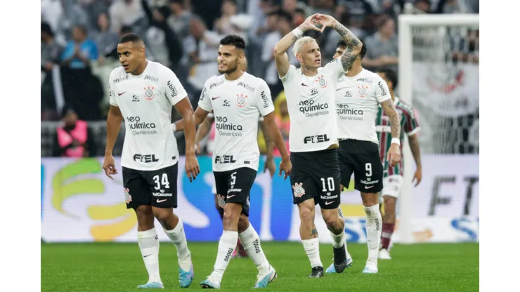SAO PAULO, BRAZIL - MAY 28: Roger Guedes of Corinthians celebrates with teammates after scoring the team's first goal during a match between Corinthians and Fluminense as part of Brasileirao Seires A 2023 at Arena Corinthians on May 28, 2023 in Sao Paulo, Brazil. (Photo by Alexandre Schneider/Getty Images)